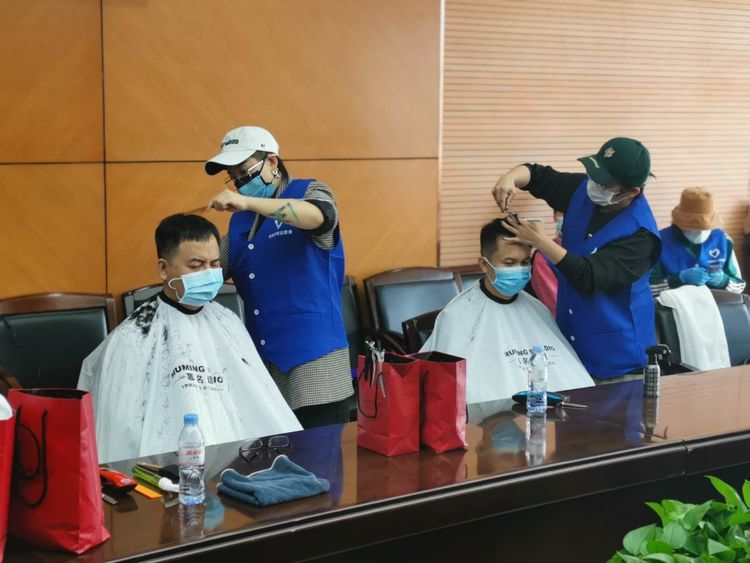 团省委、省青联组织青年志愿者为赴鄂医务人员免费剪发